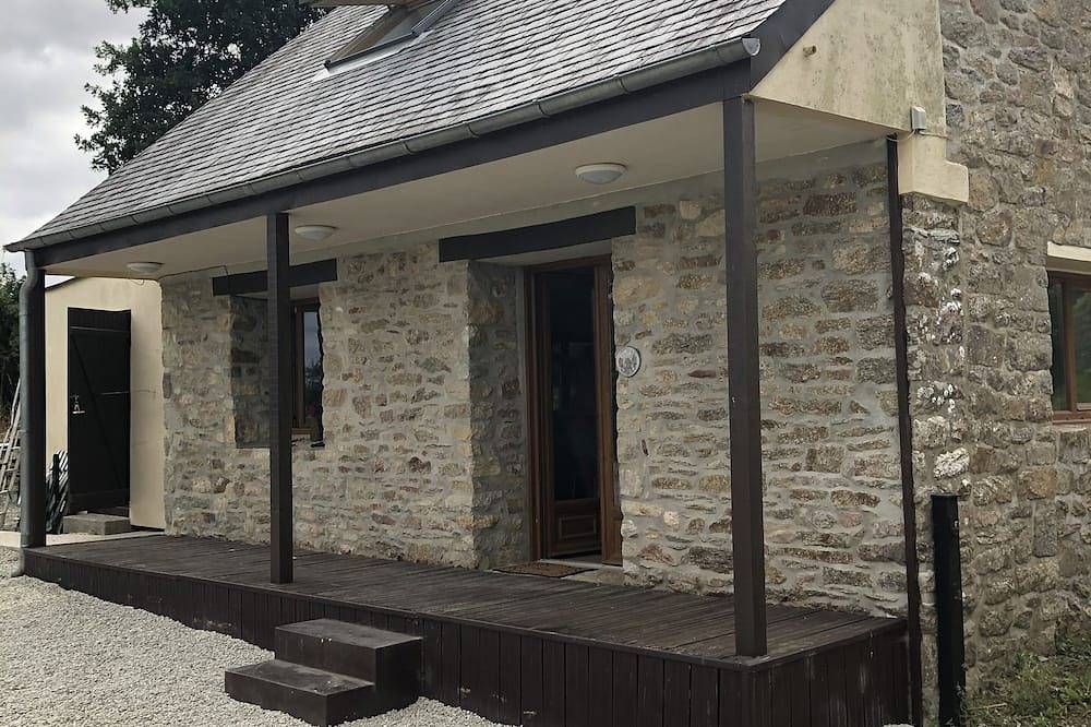 Maison chaleureuse avec jacuzzi in Lannéanou, Région de Morlaix
