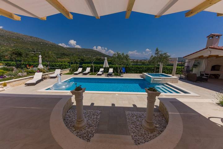 Villa pour 8 personnes, avec jardin et piscine, animaux acceptés à Trogir - 3