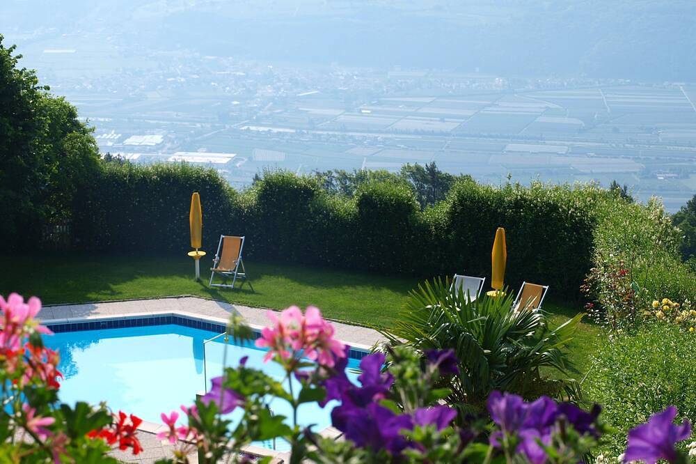 Ganze Wohnung, Quiet with a wonderful view, hiking from the farm, sauna, large pool, guest card in Kurtatsch an der Weinstraße, Nonsberggruppe