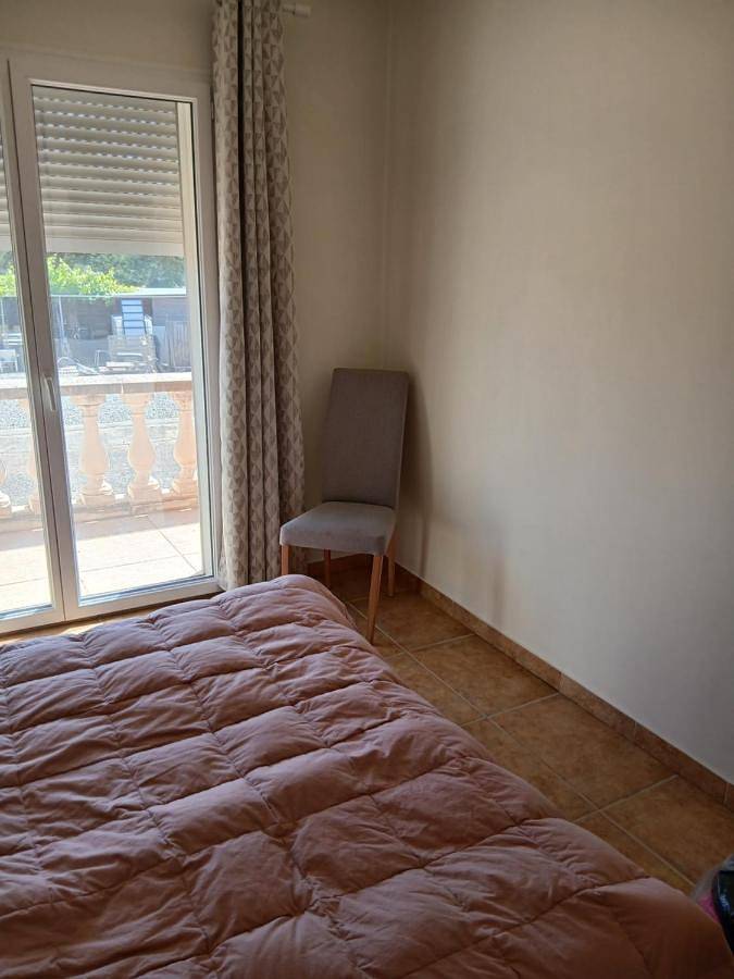 Appartement de vacances pour 2 personnes, avec terrasse et piscine ainsi que jardin et vue