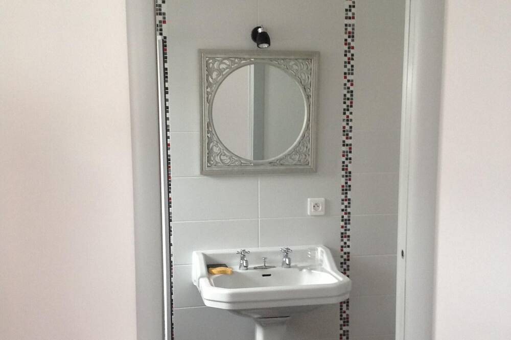 Studio à la nuit pour 2 personnes - vieux Saint Gilles. Proche de la Vélodyssée. in Saint-Gilles-Croix-de-Vie, Vallée de la Loire