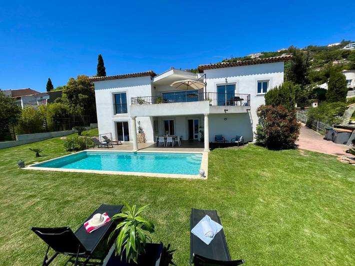 Villa pour 8 personnes, avec vue ainsi que piscine et jardin dans Anthéor