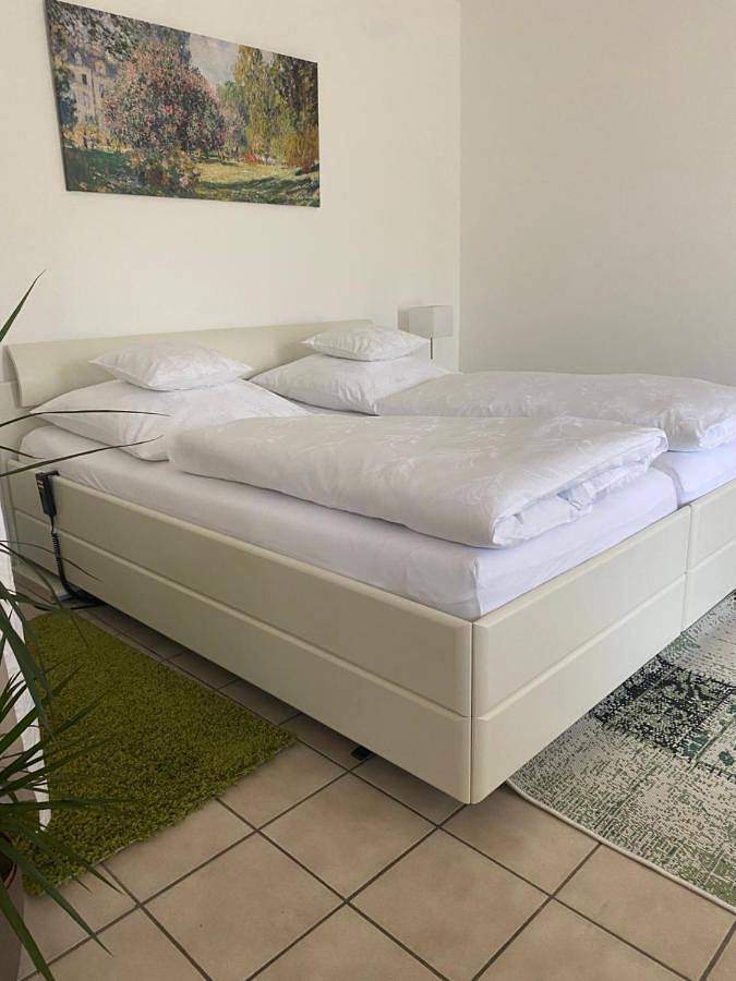 Ganze Wohnung, Fußläufig zu S-Bahn nach München und See Gemütliche und voll ausgestatette 2 Zimmer Ferienwohnung am Wörthsee mit Terrasse, Grill, Schaukel, Doppelbett oder getrennte Betten, ideal zum Entspannen aber auch zum Arbeiten in Wörthsee, Ammersee