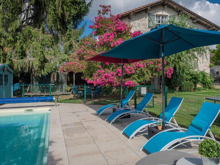 Location de vacances pour 6 personnes, avec Terrasse et Piscine à Édon (Charente)