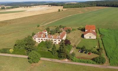 Cottage pour 15 personnes, avec piscine et jardin ainsi que vue et sauna, animaux acceptés à Auxon