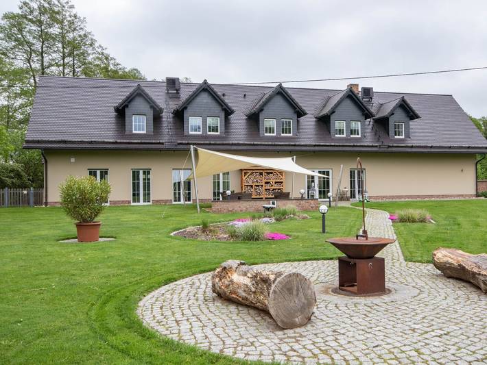 Ferienwohnung für 2 Personen, mit Terrasse und Whirlpool sowie Garten und Pool