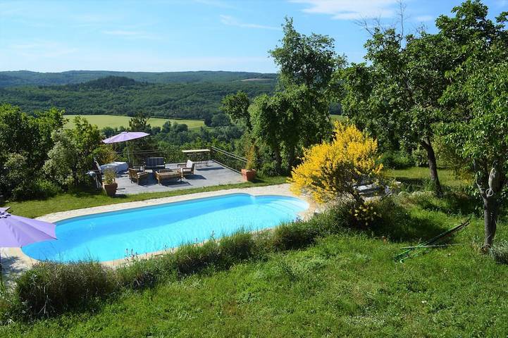 Location de vacances pour 4 personnes, avec terrasse ainsi que jardin et piscine à Réauville