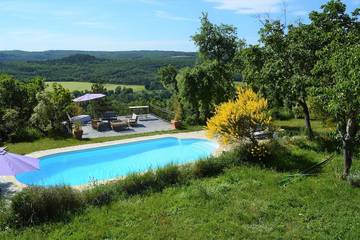 Gîte pour 4 personnes, avec terrasse ainsi que piscine et jardin à Réauville
