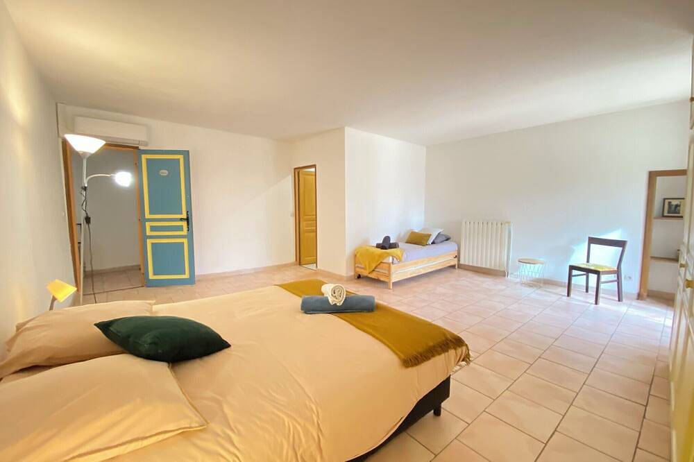 84B7 - Accommodation in a charming 18th century farmhouse in Althen-des-Paluds, Vaucluse