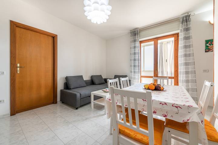 Ganze Wohnung, Ferienwohnung 'La Casa del Sole' in Meeresnähe mit Balkon und Wlan in Selargius, Campidano