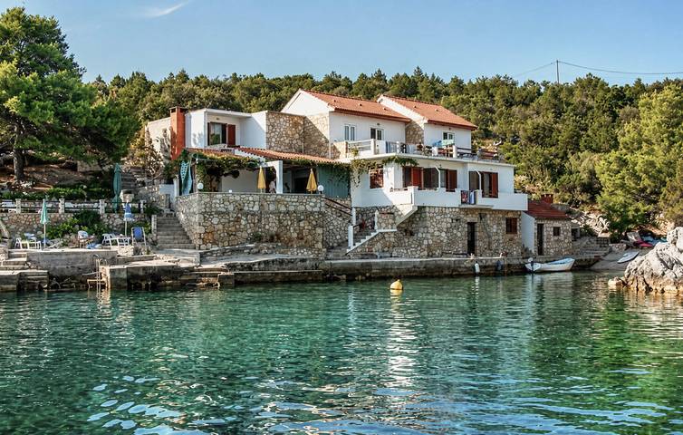 Geräumige 200 m² große Wohnung mit Terrasse, Parkplatz und WLAN – 100 m von der Küste entfernt in Hvar