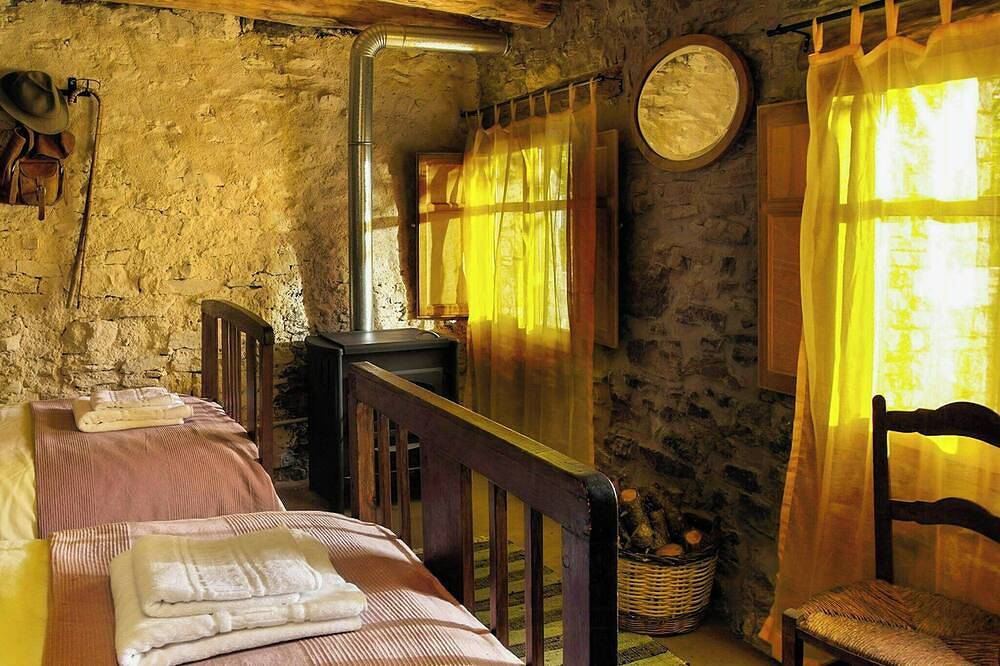 Maison isolée en pierre et en bois, nichée dans la forêt in Coll de Nargó, Province de Lérida