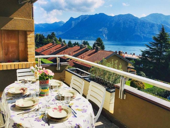 Ferienwohnung für 6 Personen, mit Terrasse und Garten sowie Pool und Seeblick