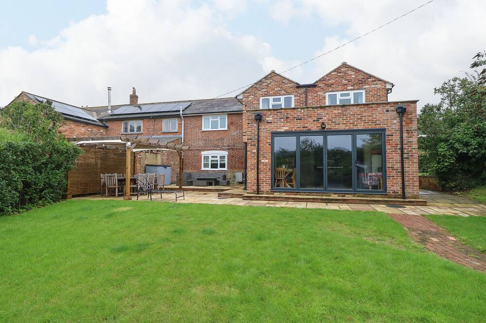 Frosthill Cottage, pet friendly, with open fire in Carisbrooke in Newport (Isla de Wight), Isla de Wight