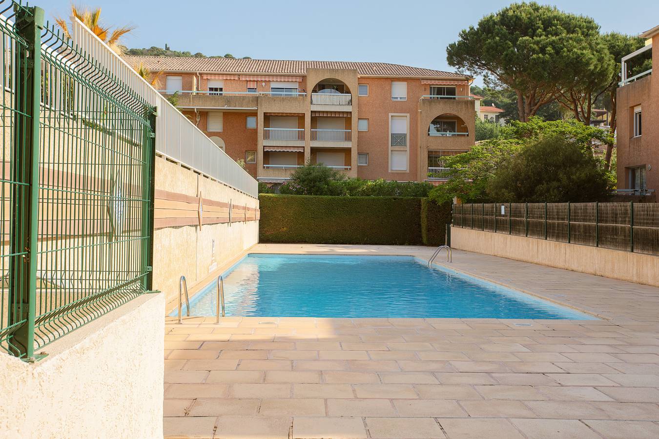 Apartamento entero, Apartamento "Appartement Cavalaire Sur Mer" con terraza privada, piscina compartida y Wi-Fi in Cavalaire-Sur-Mer, Region De Draguignan