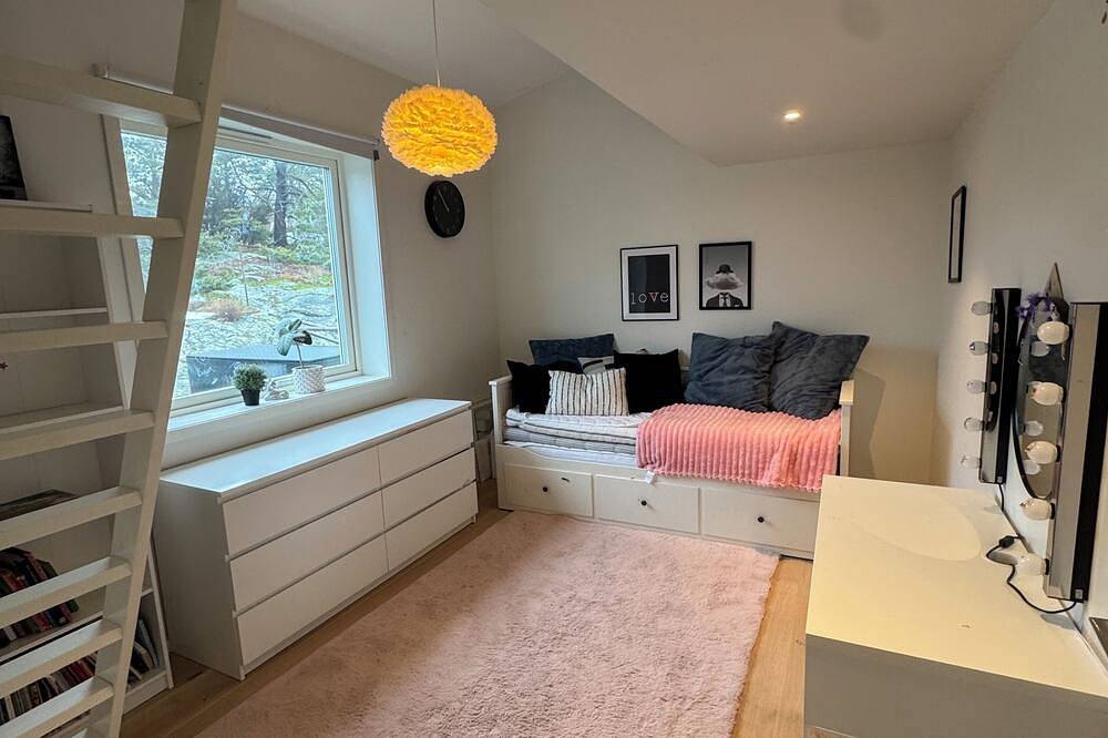 Spacious family villa with pool, hot tub & near Gothenburg’s archipelago in Göteborg, Västergötland