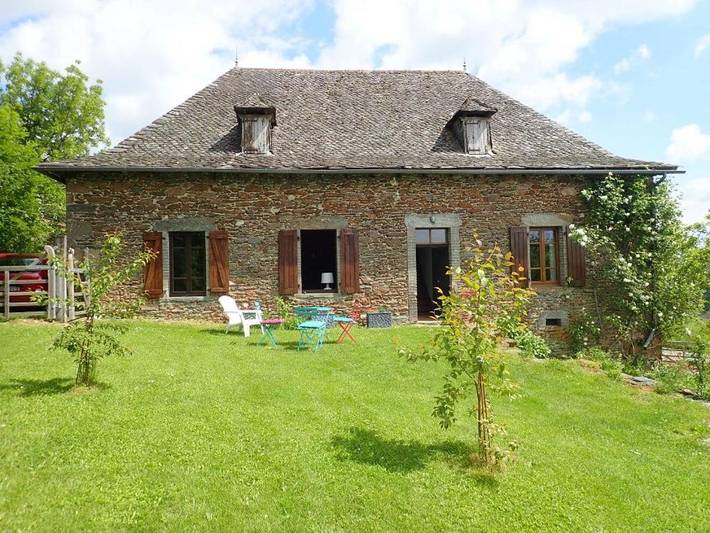 Location de vacances pour 6 personnes, avec vue ainsi que piscine et jardin à Mourjou