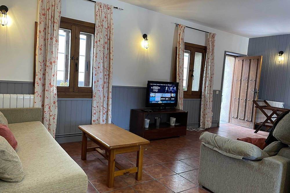 La Casa de la Maestra 1 is a charming house, typical of a town, with a warm and welcoming decoration. in Madarcos, Madrid Province