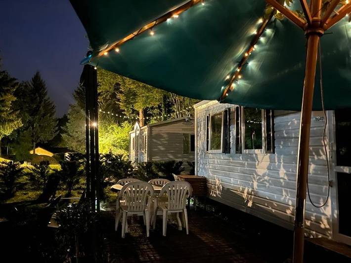 Camping pour 6 personnes, avec Terrasse et Jardin ainsi que Bassin pour enfant et Piscine
