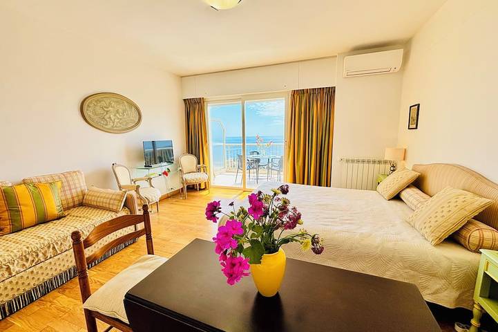 Appartement entier, Grand studio avec balcon et vue imprenable sur le Cap-Ferrat et la mer, in Villefranche-sur-Mer, Côte méditerranéenne (France)