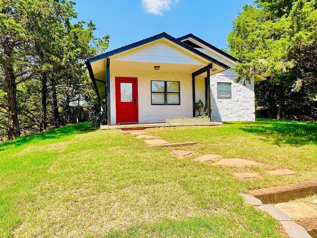 Woodland Retreat with Pool & Tennis court access! in Edmond, Oklahoma County