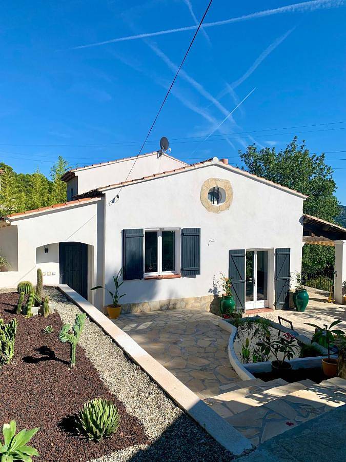 Location de vacances pour 6 personnes, avec jardin ainsi que piscine et vue, adapté aux familles à Tourrette-Levens - 2