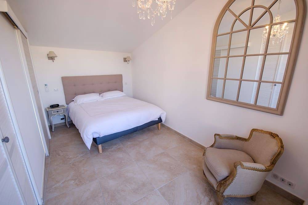 Village house in the heart of the Historic Center with roof terrace and garage. in Saint-Rémy-de-Provence, Arles region