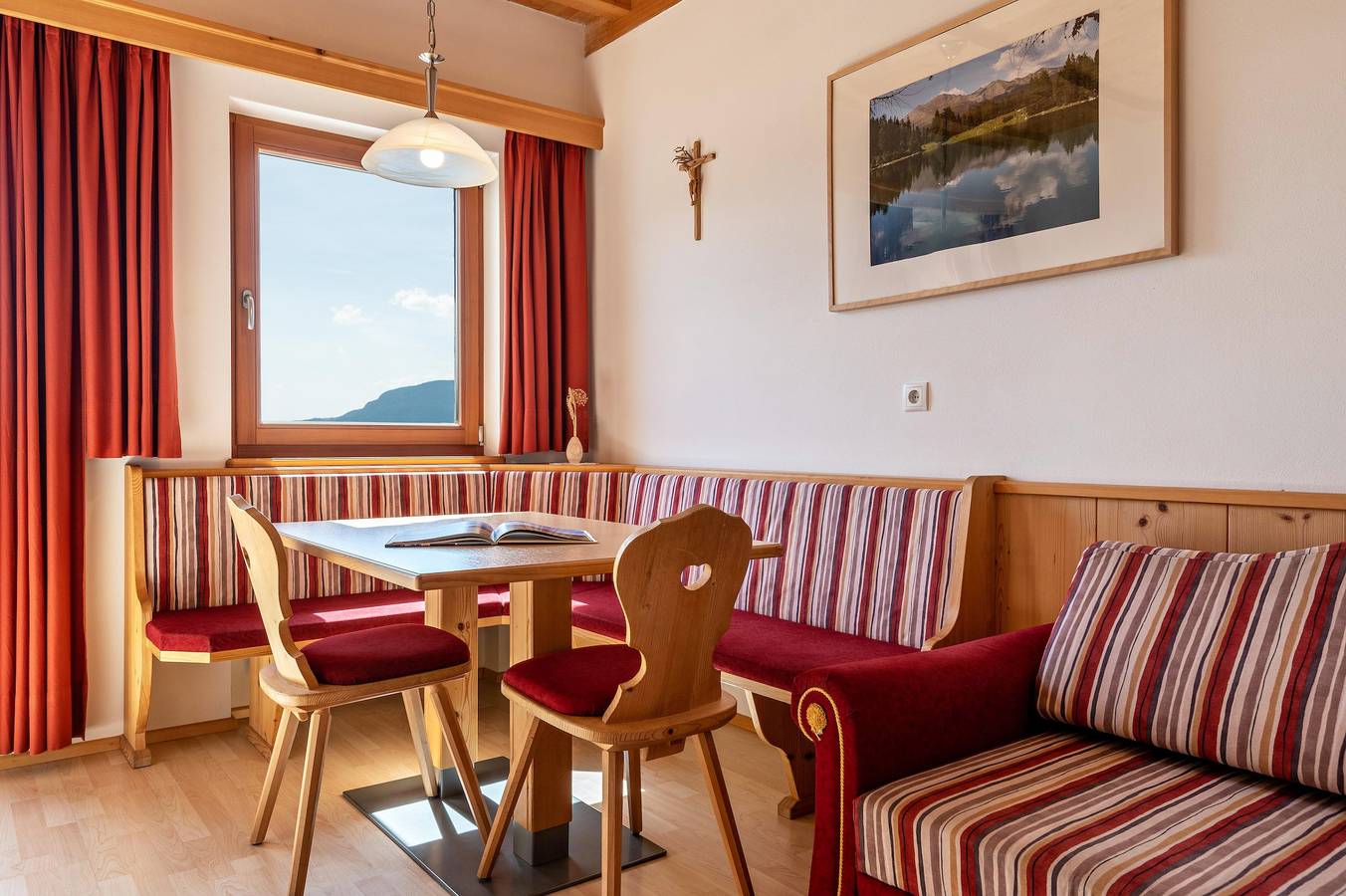 Ganze Wohnung, Ferienwohnung 'Haus Alpenblick Apt Edelweiß' mit Bergblick, Gemeinschaftsgarten und Wlan in Lajen, Dolomiti Superski