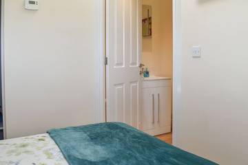 Cabin for 4 Guests in Sherwood Forest, Nottinghamshire, Picture 4