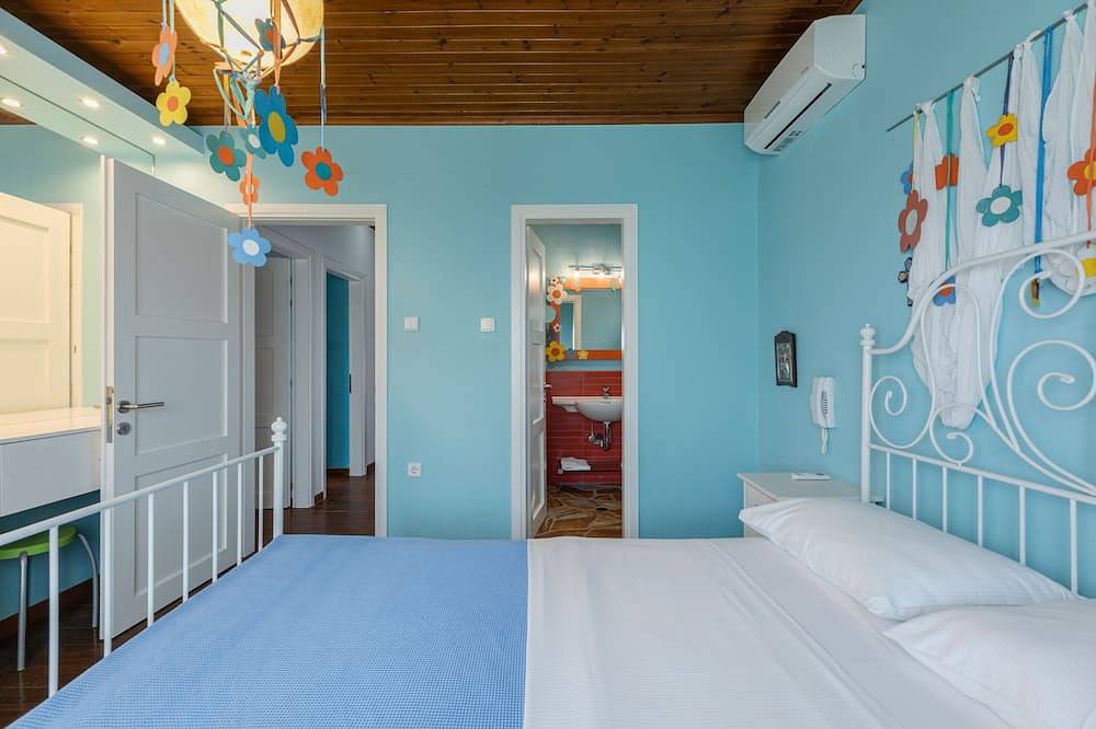Beachfront \" Villa Efharis \" in Platamonas, Olympos National Park