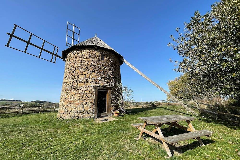 Petit moulin avec jardin, près des moulins et éoliennes in Ally, Massif central