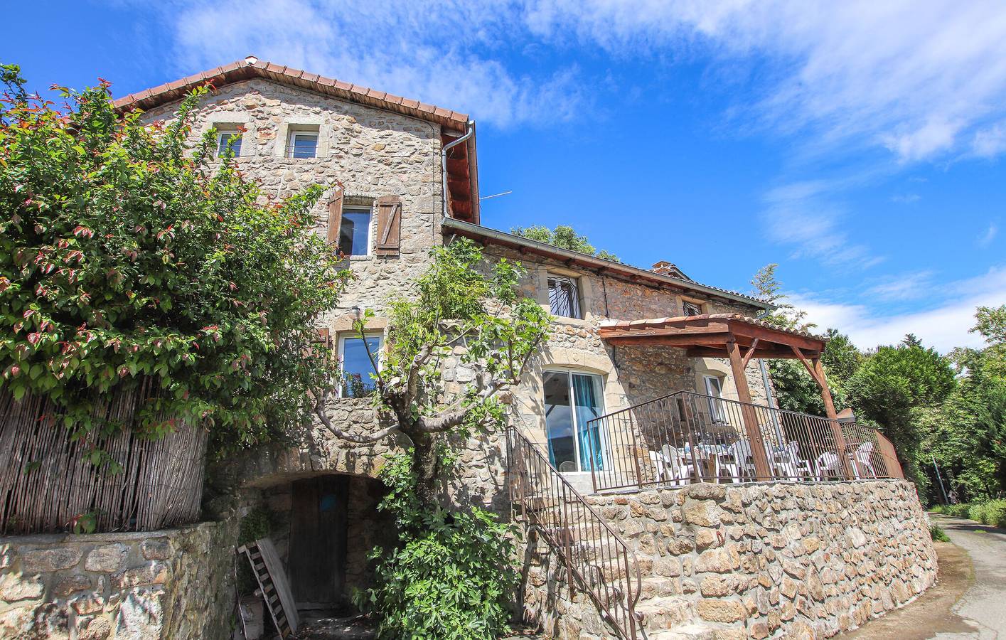 Appartement de luxe avec piscine, cheminée et jardin près de la plage in Pont-de-Labeaume, Parc naturel régional des Monts d'Ardèche
