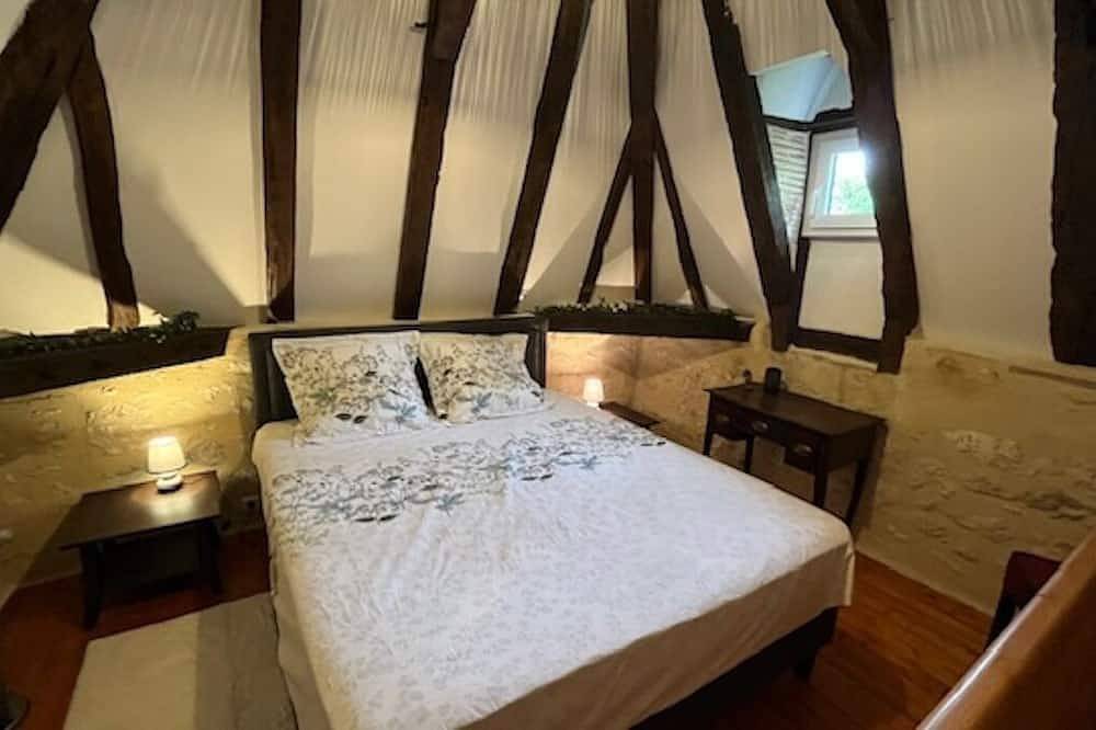 Chambre d'hôte in a green pigeon house at the foot of Monflanquin in Monflanquin, Villeneuve-sur-Lot region