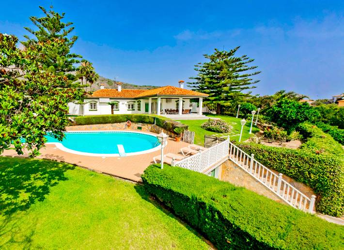 Villa voor 15 personen, with uitzicht op het meer and tuin as well as uitzicht op zee and terras in Torremolinos