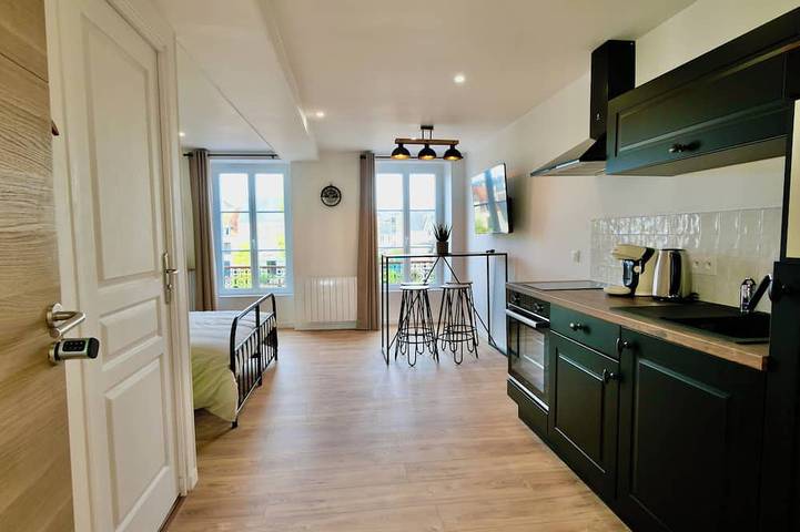 Ganze Wohnung, D-Day Suites - carentanlocation.fr: Avallon Downtown, 2 people, 2 minutes from the train station in Carentan les Marais, Saint-Lô und Umgebung