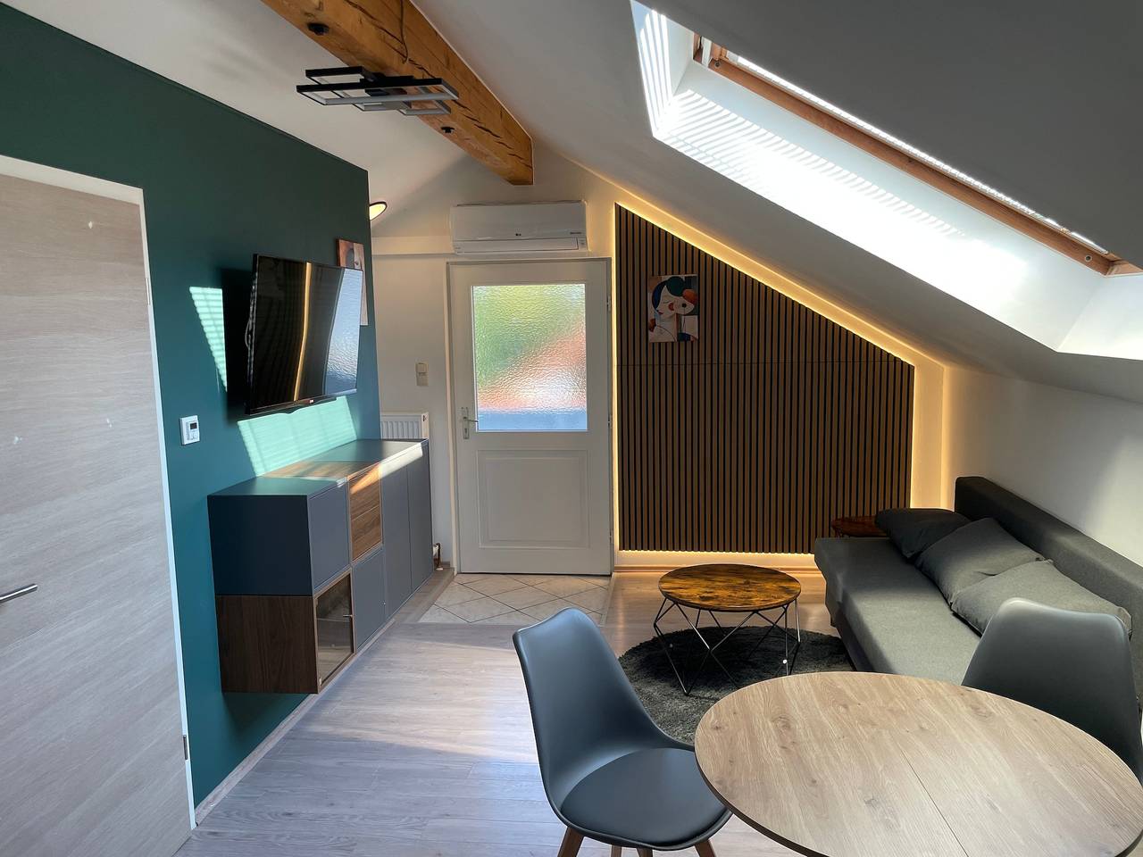 Ganze Ferienwohnung, Moderne Ferienwohnung mit Balkon und Klima in Neufraunhofen, Ostbayern