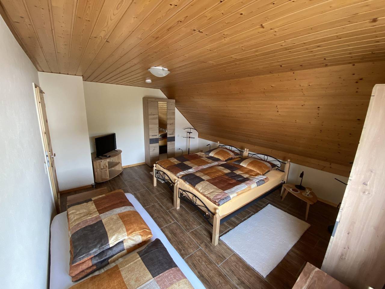 Ganze Ferienwohnung, 5-Bett-Ferienwohnung Dusche/ Wc, 2 Schlafräume in Kottenheim, Osteifel