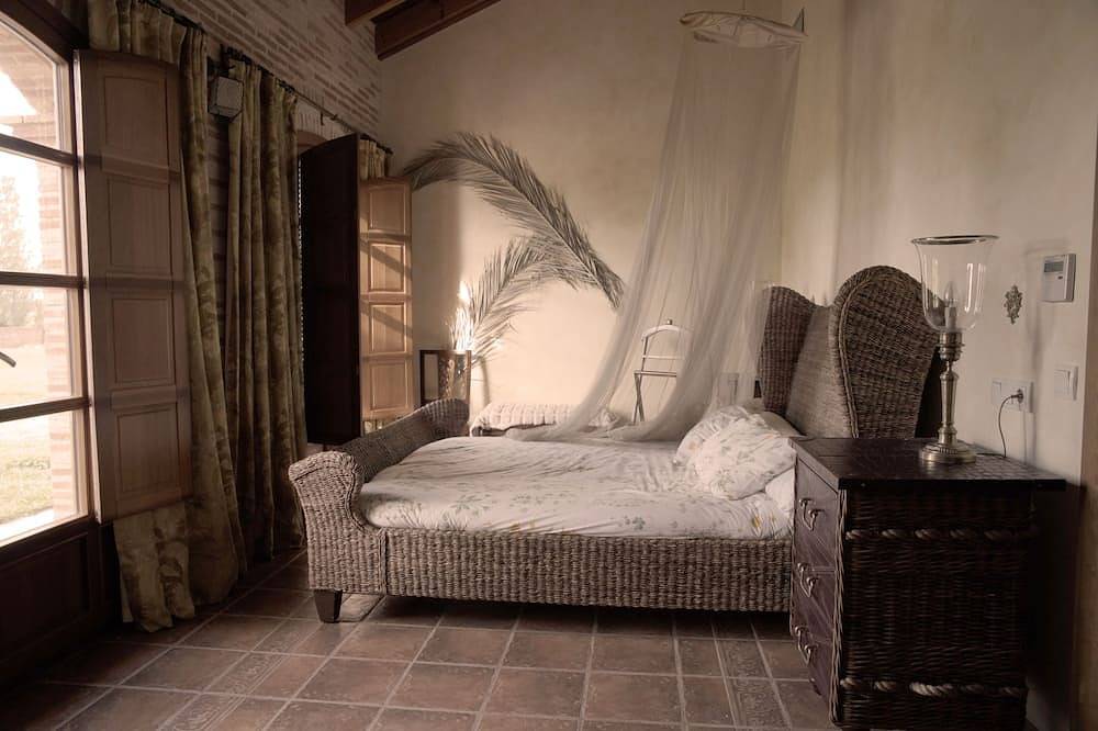 Large house for families up to 24 pax. 15 minutes from Salamanca. Barbecue, A/C and Wifi in Almenara de Tormes, Salamanca Province