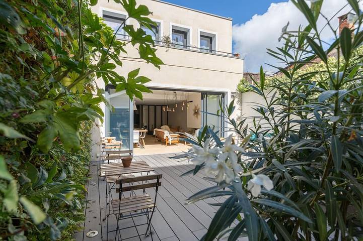 Holiday rental for 10 people, with balcony and hot tub as well as garden in Bordeaux