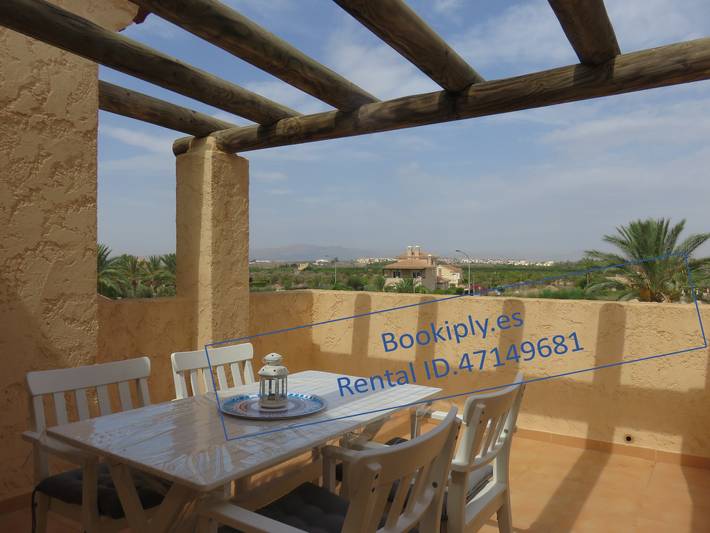 Apartamento entero, "Kasbah del Puerto Rey Apuesto Ático" con vistas al mar, piscina, Wi-Fi y jardín in Playas de Vera, Vera