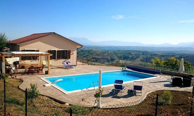 Casa vacanza per 8 persone, con panorama e piscina nonché giardino in Atri