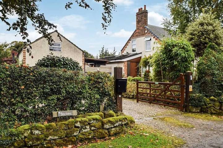 Hébergement privé de luxe avec bain à remous situé dans des jardins avec maison d'été in Cheshire West and Chester