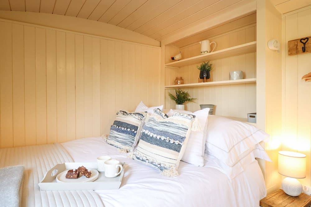 High Grounds Shepherd'S Hut, romantic, with hot tub in Ashbourne in Derbyshire