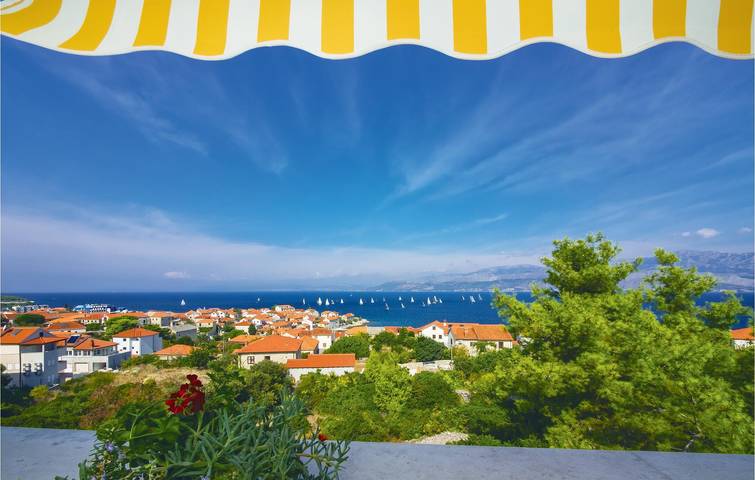 Ganze Ferienwohnung, Gemütliche Wohnung mit Terrasse, WLAN und 500 m zum Strand in Postira, Brac
