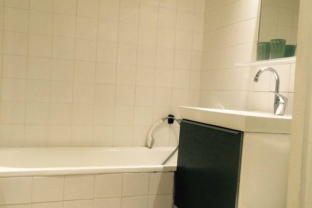 Entire apartment, In small private hotel in the city center, 45m2 apartment in Perpignan, Côte d'Améthyste