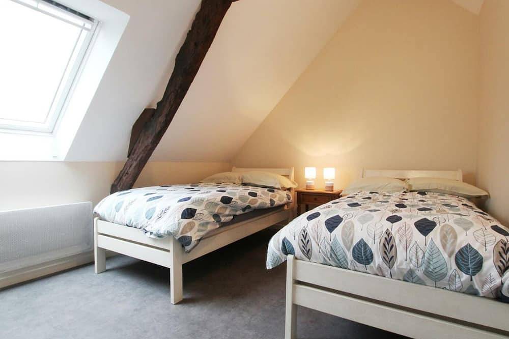 Maison spacieuse avec jacuzzi et options de loisirs à Vesly in Vesly, Région de Coutances