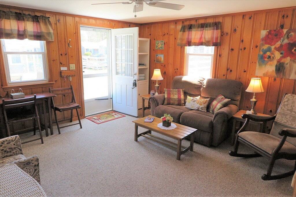 Ganze Wohnung, Cape Cod Beach Cottage-2 bdrm, 1 bath, full kitchen and two minute walk to beach in Dennis Port, Dennis