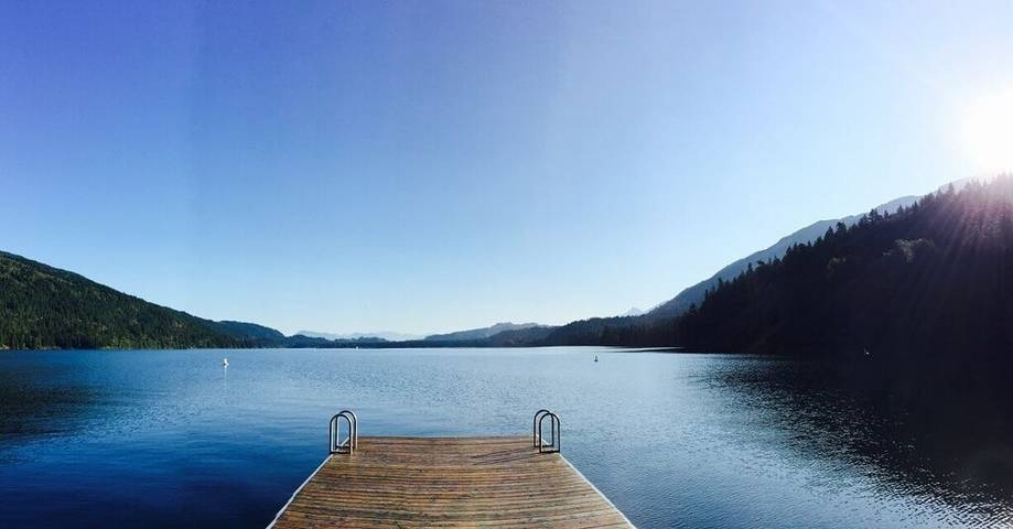 Vacation rental for 8 people, with yard and hot tub as well as pool in British Columbia