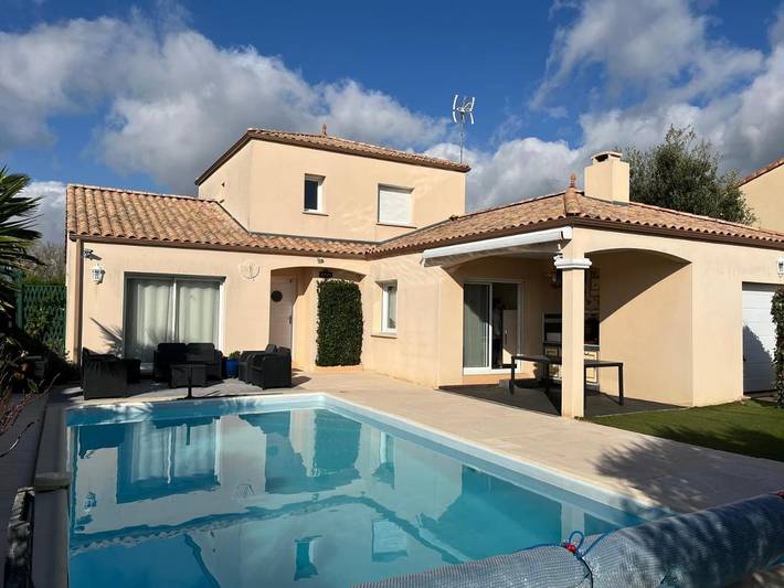 Chambre d’hôte pour 4 personnes, avec terrasse ainsi que piscine et jardin, animaux acceptés