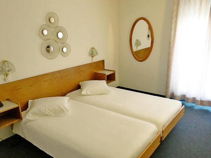 Hôtel pour 2 personnes, avec terrasse et vue sur le lac ainsi que jardin et vue